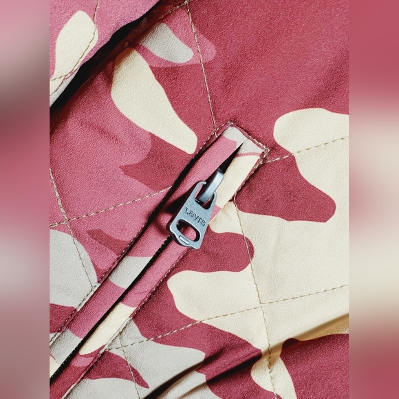 Levi's Men's Diamond Quilted Red Camouflage Jacket Size XL - Picture 8 of 11